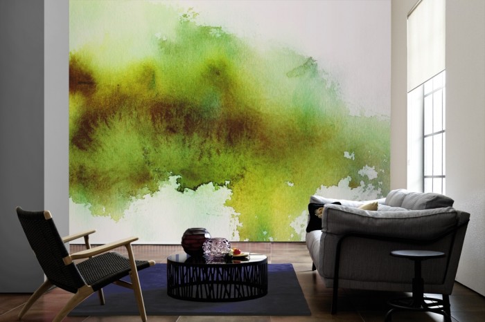 Im Wohnzimmer die Design-Fototapete Verlauf der Wasserfarbe in Grün-Gelb auf einer großen Wand tapeziert. Die Design-Fototapete Verlauf der Wasserfarbe in Grün-Gelb ist als Vlies-Fototapete im Wohnzimmer leicht zu tapezieren.