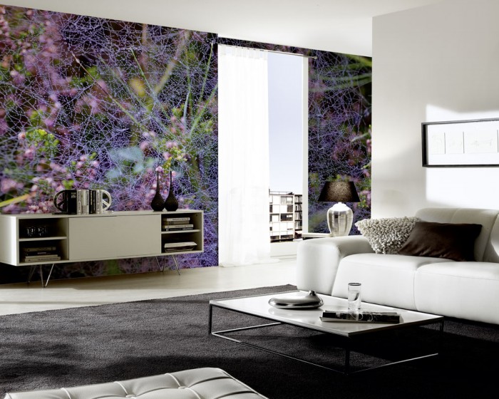 Im Wohnzimmer die Fototapete Blüten im sommerlichen Morgentau auf einer großen Wand tapeziert. Die Fototapete Blüten im sommerlichen Morgentau ist als Vlies-Fototapete im Wohnzimmer leicht zu tapezieren.