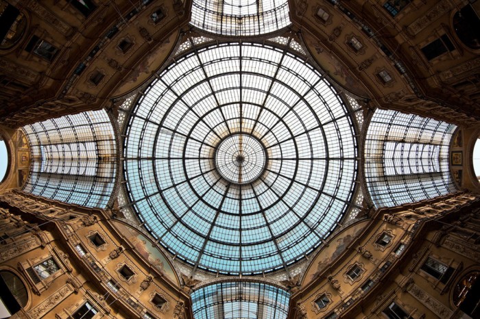 Die Fototapete Kuppel der Viktor-Emanuel-Galerie in Mailand, eine Vlies-Fototapete bei Livingwalls Cologne online kaufen. Die Fototapete Kuppel der Viktor-Emanuel-Galerie in Mailand ist eine Fototapete auf Maß.