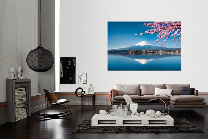 Die Fototapete Bergsee in Japan, Fuji, Vulkan als Wandbild im Wohnzimmer. Die Vlies-Fototapete Bergsee in Japan, Fuji, Vulkan verschönert als Wandbild Deine Wand.