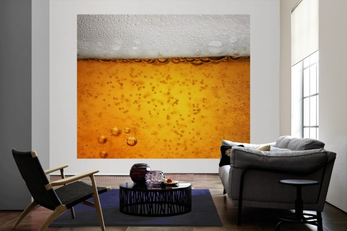 Die Fototapete Bier als große Bildtapete im Wohnzimmer. Als Bildtapete ist die Fototapete Bier ein besonderes Highlight auf Vliestapete.