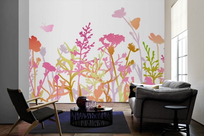 Im Wohnzimmer die Design-Fototapete Bunte Blumenwiese, Artwork auf einer großen Wand tapeziert. Die Design-Fototapete Bunte Blumenwiese, Artwork ist als Vlies-Fototapete im Wohnzimmer leicht zu tapezieren.