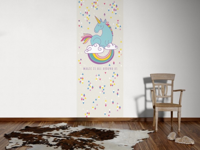 Ein Foto von dem Design-Fotopanel blaues Einhorn auf weißen Wolken tapeziert an der Wand. Bestelle Deine Bildtapete online.