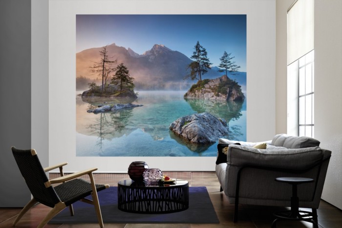 Die Fototapete Bergsee in den Alpen, Berchtesgaden als große Bildtapete im Wohnzimmer. Als Bildtapete ist die Fototapete Bergsee in den Alpen, Berchtesgaden ein besonderes Highlight auf Vliestapete.