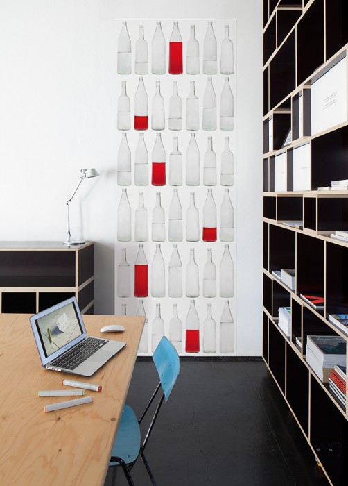 Ein Foto von dem 3D-Fotopanel Flaschen aus Glas, halb voll halb leer tapeziert im Raum. Bestelle Deine Bildtapete online.