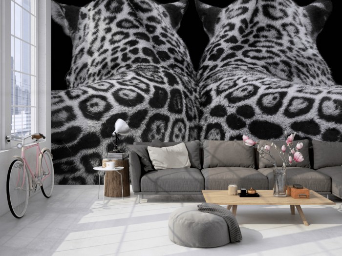 Die Fototapete Leoparden, schwarz-weiß auf einer großen Wand im Loft tapeziert. Die Fototapete Leoparden, schwarz-weiß wird individuell auf Deine Wand angepasst.