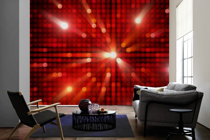 Im Wohnzimmer die Design-Fototapete Party Nacht in Rot auf einer großen Wand tapeziert. Die Design-Fototapete Party Nacht in Rot ist als Vlies-Fototapete im Wohnzimmer leicht zu tapezieren.