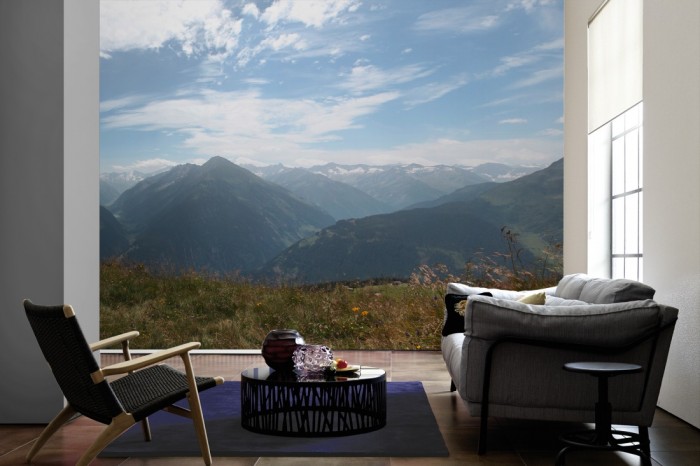 Im Wohnzimmer die Fototapete Alpen Österreich, Blick über die Gipfel auf einer großen Wand tapeziert. Die Fototapete Alpen Österreich, Blick über die Gipfel ist als Vlies-Fototapete im Wohnzimmer leicht zu tapezieren.