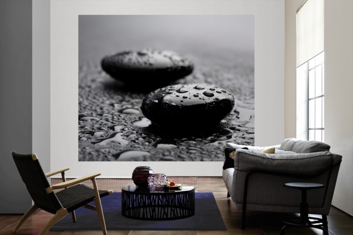 Die Fototapete Wellness, Wellness-Steine mit Wassertropfen als große Bildtapete im Wohnzimmer. Als Bildtapete ist die Fototapete Wellness, Wellness-Steine mit Wassertropfen ein besonderes Highlight auf Vliestapete.