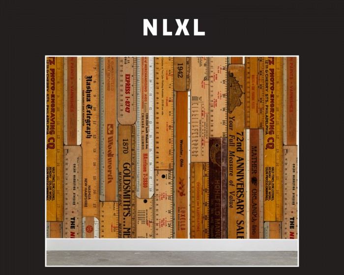 Die NLXL Tapete MRV-06 Printed Rulers von Mr & Mrs Vintage tapeziert an einer Wand.