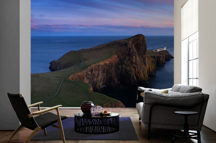 Im Wohnzimmer die Fototapete Meer in Schottland, Neist Point, Isle of Skye auf einer großen Wand tapeziert. Die Fototapete Meer in Schottland, Neist Point, Isle of Skye ist als Vlies-Fototapete im Wohnzimmer leicht zu tapezieren.