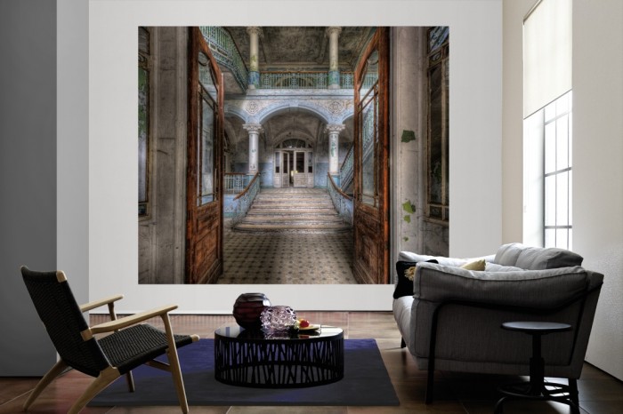 Die Fototapete Vintage Villa Eingang, Lost Places als große Bildtapete im Wohnzimmer. Als Bildtapete ist die Fototapete Vintage Villa Eingang, Lost Places ein besonderes Highlight auf Vliestapete.