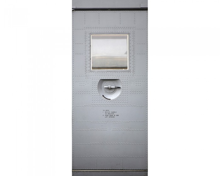 Du möchtest die selbstklebende Türtapete Flugzeugtür online bestellen, aber die Maße passen nicht auf Deine Tür? Kontaktiere uns einfach!