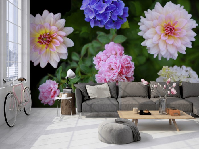 Die Fototapete Blütenmix auf einer großen Wand im Loft tapeziert. Die Fototapete Blütenmix wird individuell auf Deine Wand angepasst.
