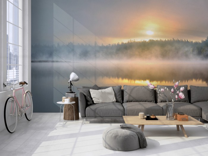 Die Fototapete Waldsee am Morgen, Schweden auf einer großen Wand im Loft tapeziert. Die Fototapete Waldsee am Morgen, Schweden wird individuell auf Deine Wand angepasst.