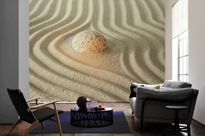 Im Wohnzimmer die Fototapete Leuchtender Stein im Sand auf einer großen Wand tapeziert. Die Fototapete Leuchtender Stein im Sand ist als Vlies-Fototapete im Wohnzimmer leicht zu tapezieren.