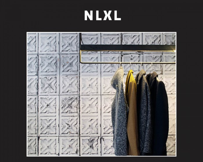 Die NLXL Tapete TIN-04 Brooklyn Tins von Merci tapeziert an einer Wand.