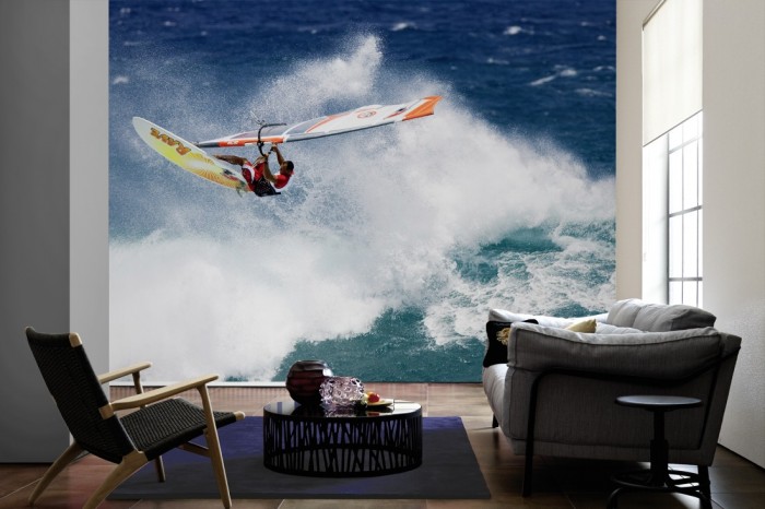 Im Wohnzimmer die Fototapete Surfer auf großer Welle auf einer großen Wand tapeziert. Die Fototapete Surfer auf großer Welle ist als Vlies-Fototapete im Wohnzimmer leicht zu tapezieren.