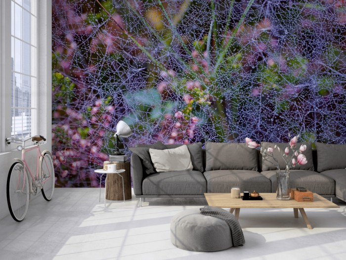 Die Fototapete Blüten im sommerlichen Morgentau auf einer großen Wand im Loft tapeziert. Die Fototapete Blüten im sommerlichen Morgentau wird individuell auf Deine Wand angepasst.