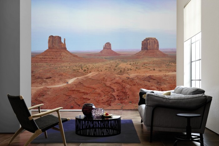 Im Wohnzimmer die Fototapete Monument Valley in Utah, USA auf einer großen Wand tapeziert. Die Fototapete Monument Valley in Utah, USA ist als Vlies-Fototapete im Wohnzimmer leicht zu tapezieren.