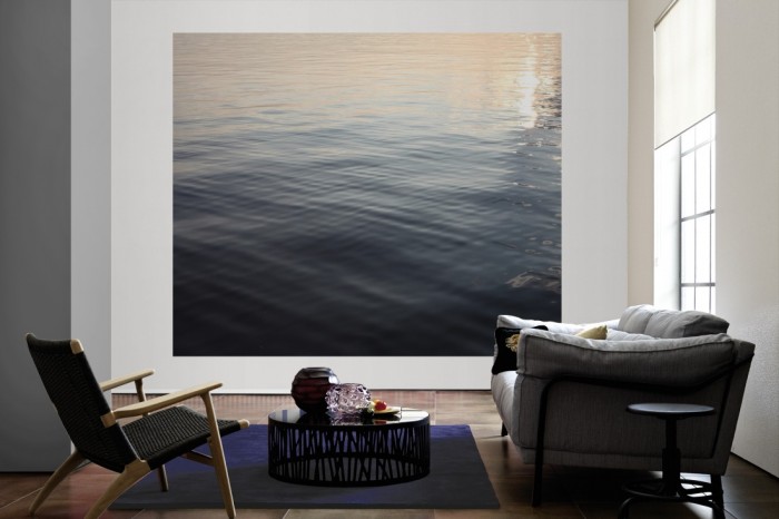 Die Fototapete Stiller See in der Abendsonne als große Bildtapete im Wohnzimmer. Als Bildtapete ist die Fototapete Stiller See in der Abendsonne ein besonderes Highlight auf Vliestapete.