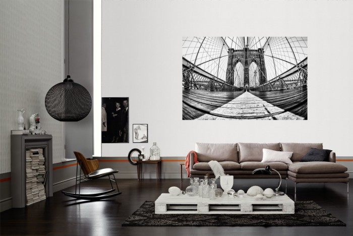 Die Fototapete Brooklyn Bridge in New York, schwarz-weiß als Wandbild im Wohnzimmer. Die Vlies-Fototapete Brooklyn Bridge in New York, schwarz-weiß verschönert als Wandbild Deine Wand.