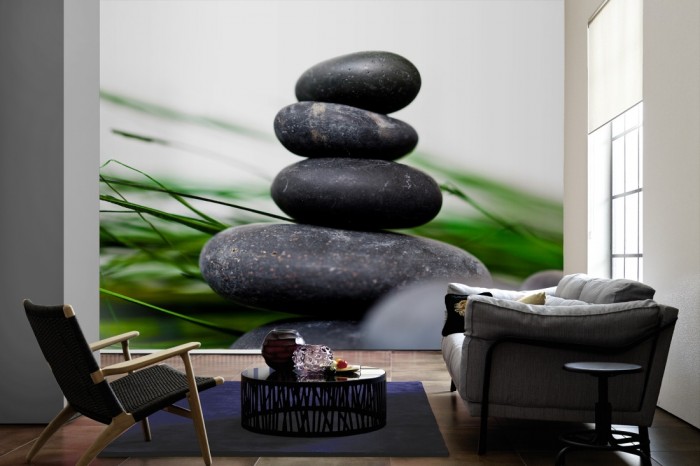 Im Wohnzimmer die Fototapete Wellness, Turm aus Wellness-Steinen auf einer großen Wand tapeziert. Die Fototapete Wellness, Turm aus Wellness-Steinen ist als Vlies-Fototapete im Wohnzimmer leicht zu tapezieren.