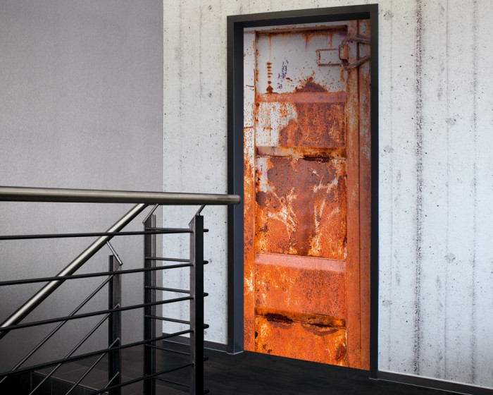 Ein Foto von der selbstklebenden Türtapete Alte Stahltür eines Containers tapeziert auf einer Tür. Bestelle Deine Türtapete online.