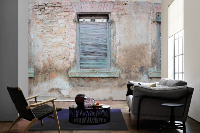 Im Wohnzimmer die Fototapete Vintage Wand mit Fenstern auf einer großen Wand tapeziert. Die Fototapete Vintage Wand mit Fenstern ist als Vlies-Fototapete im Wohnzimmer leicht zu tapezieren.