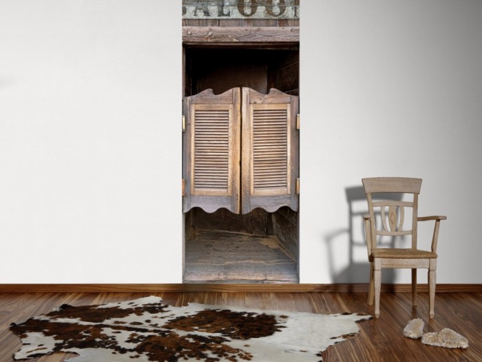 Ein Foto von dem 3D Fotopanel Eingang zum Saloon tapeziert an der Wand. Bestelle Deine Bildtapete online.
