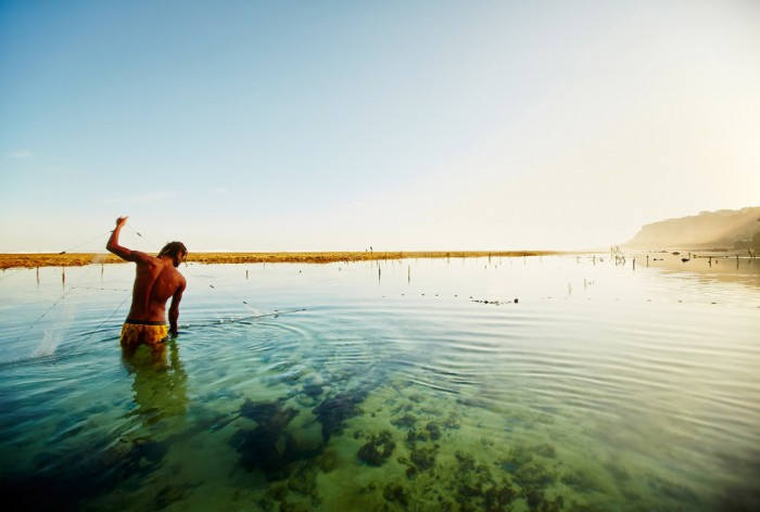 Die Fototapete Bali, Fischer im Sonnenschein, eine Vlies-Fototapete bei Livingwalls Cologne online kaufen. Die Fototapete Bali, Fischer im Sonnenschein ist eine Fototapete auf Maß.