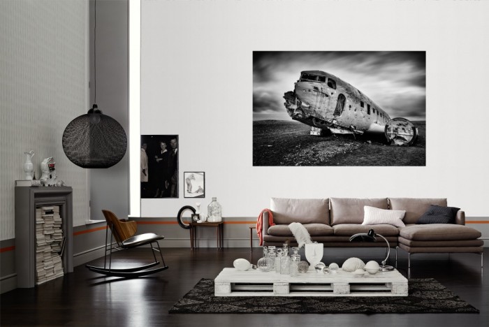 Die Fototapete Flugzeug Ruine, schwarz-weiß als Wandbild im Wohnzimmer. Die Vlies-Fototapete Flugzeug Ruine, schwarz-weiß verschönert als Wandbild Deine Wand.