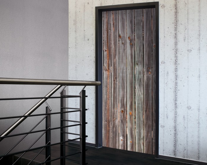 Ein Foto von der selbstklebenden Türtapete Holz Wand, vergraute Bretter tapeziert auf einer Tür. Bestelle Deine Türtapete online.