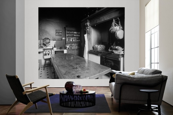 Die Fototapete Alte Küche, schwarz-weiß als große Bildtapete im Wohnzimmer. Als Bildtapete ist die Fototapete Alte Küche, schwarz-weiß ein besonderes Highlight auf Vliestapete.