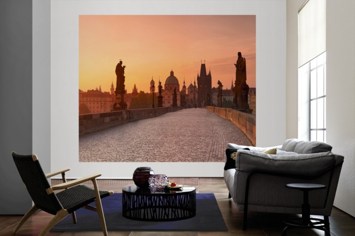 Die Fototapete Karlsbrücke in Prag, Tschechien als große Bildtapete im Wohnzimmer. Als Bildtapete ist die Fototapete Karlsbrücke in Prag, Tschechien ein besonderes Highlight auf Vliestapete.