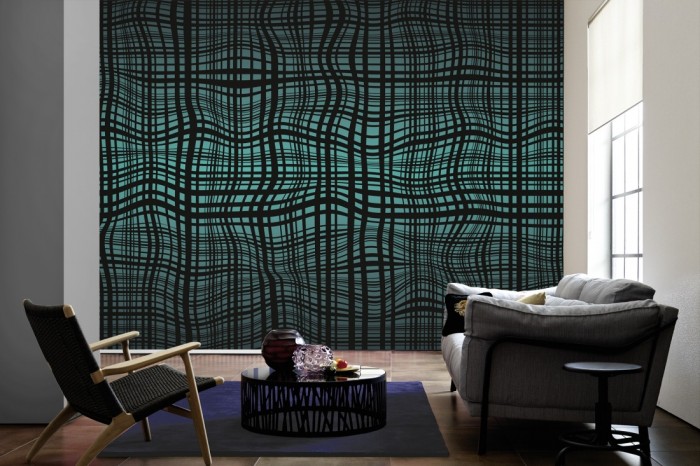 Im Wohnzimmer die Design-Fototapete Geometrie Linien Karo auf einer großen Wand tapeziert. Die Design-Fototapete Geometrie Linien Karo ist als Vlies-Fototapete im Wohnzimmer leicht zu tapezieren.