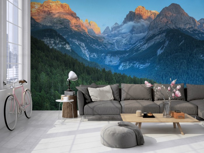 Die Fototapete Dolomiten Landschaft in den Alpen, Südtirol auf einer großen Wand im Loft tapeziert. Die Fototapete Dolomiten Landschaft in den Alpen, Südtirol wird individuell auf Deine Wand angepasst.