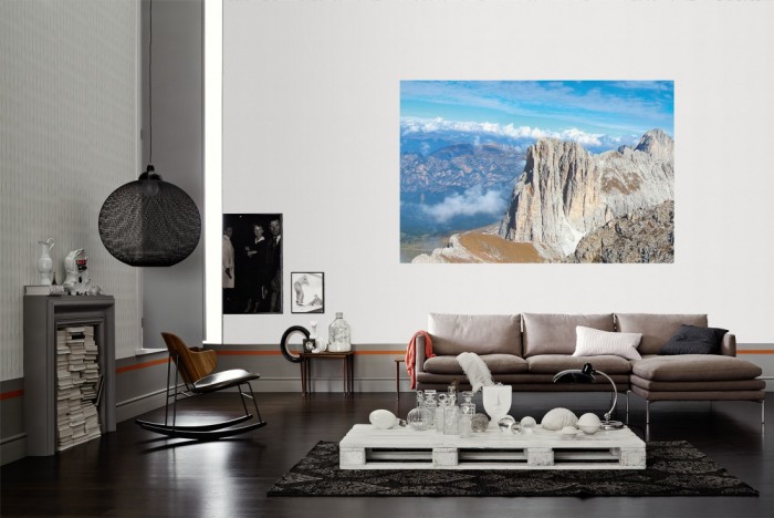 Die Fototapete Bergpanorama in den Dolomiten als Wandbild im Wohnzimmer. Die Vlies-Fototapete Bergpanorama in den Dolomiten verschönert als Wandbild Deine Wand.