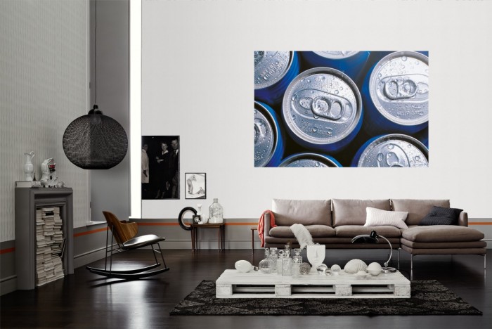 Die Fototapete Dosen von oben als Wandbild im Wohnzimmer. Die Vlies-Fototapete Dosen von oben verschönert als Wandbild Deine Wand.