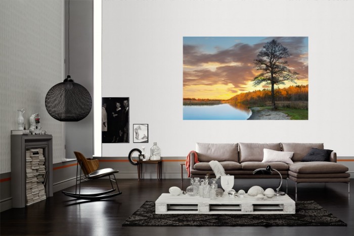 Die Fototapete Sonnenuntergang am Waldsee, Schweden als Wandbild im Wohnzimmer. Die Vlies-Fototapete Sonnenuntergang am Waldsee, Schweden verschönert als Wandbild Deine Wand.