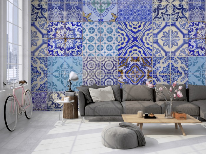 Die Fototapete Fliesen Wand, Patchwork blau auf einer großen Wand im Loft tapeziert. Die Fototapete Fliesen Wand, Patchwork blau wird individuell auf Deine Wand angepasst.