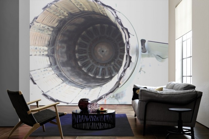 Im Wohnzimmer die Fototapete Flugzeug Turbine auf einer großen Wand tapeziert. Die Fototapete Flugzeug Turbine ist als Vlies-Fototapete im Wohnzimmer leicht zu tapezieren.