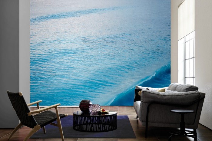 Im Wohnzimmer die Fototapete Wellen im Meer auf einer großen Wand tapeziert. Die Fototapete Wellen im Meer ist als Vlies-Fototapete im Wohnzimmer leicht zu tapezieren.