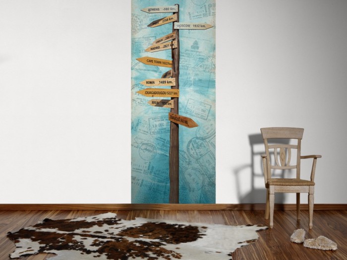 Ein Foto von dem Design-Fotopanel Wegweiser, Reise um die Welt tapeziert an der Wand. Bestelle Deine Bildtapete online.