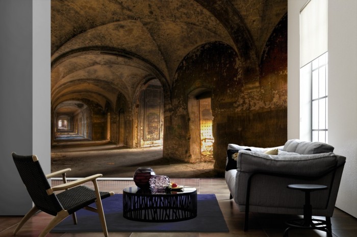 Im Wohnzimmer die Fototapete Vintage Villa Gewölbegang, Lost Places auf einer großen Wand tapeziert. Die Fototapete Vintage Villa Gewölbegang, Lost Places ist als Vlies-Fototapete im Wohnzimmer leicht zu tapezieren.
