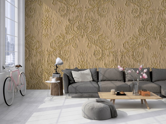 Die Designtapete Barock Ornament, Textiloptik auf einer großen Wand im Loft tapeziert. Die Designtapete Barock Ornament, Textiloptik wird individuell auf Deine Wand angepasst.