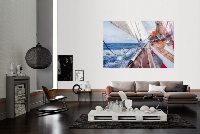 Die Fototapete Segelboot im Meer als Wandbild im Wohnzimmer. Die Vlies-Fototapete Segelboot im Meer verschönert als Wandbild Deine Wand.