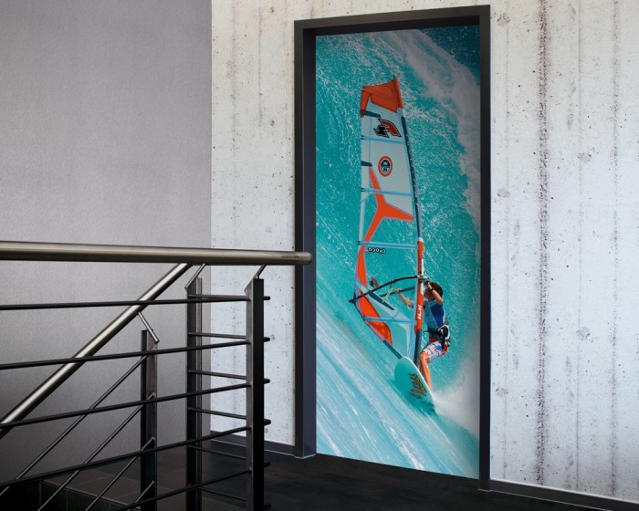 Ein Foto von der selbstklebenden Türtapete Surfer auf der Welle tapeziert auf einer Tür. Bestelle Deine Türtapete online.