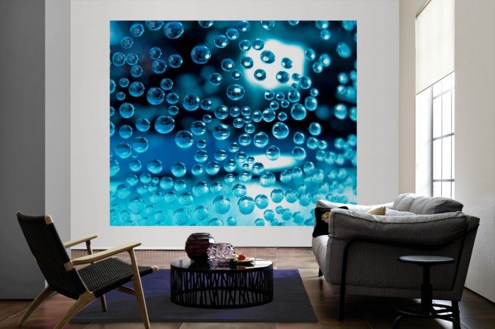 Die Design-Fototapete Schwebende Wassertropfen als große Bildtapete im Wohnzimmer. Als Bildtapete ist die Design-Fototapete Schwebende Wassertropfen ein besonderes Highlight auf Vliestapete.