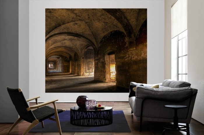 Die Fototapete Vintage Villa Gewölbegang, Lost Places als große Bildtapete im Wohnzimmer. Als Bildtapete ist die Fototapete Vintage Villa Gewölbegang, Lost Places ein besonderes Highlight auf Vliestapete.